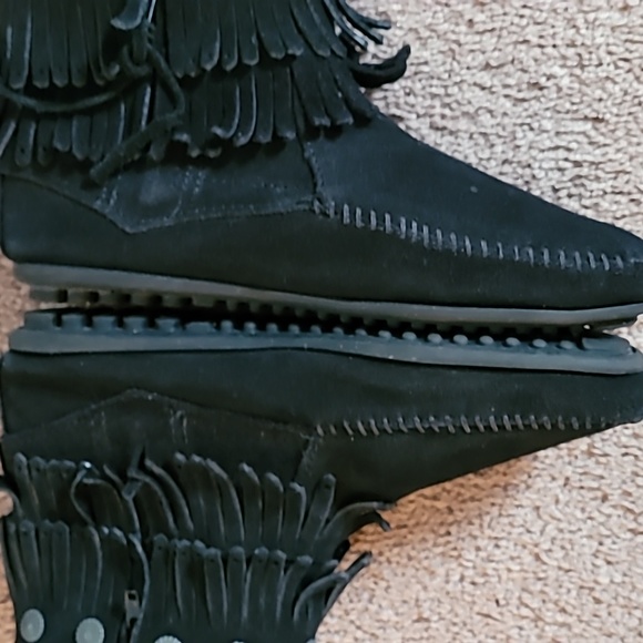 MINNETONKA black fringed suede moccasins. Size 7 - Picture 10 of 16